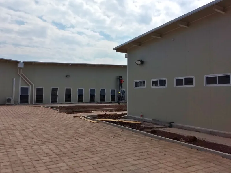 Nave industrial con fachada de paneles SmartPanel