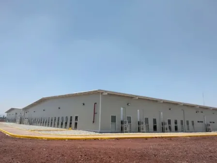 Vista interior de nave industrial con paneles SmartPanel