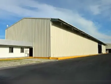Fachada de nave industrial con paneles SmartPanel